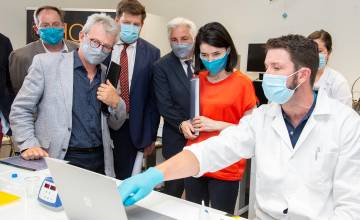 Visite à l’UMONS de la Ministre de l’Enseignement supérieur pour discuter des projets de recherche anti-COVID 19