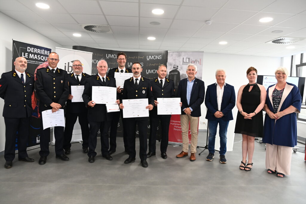 7 colonels des pompiers reçoivent le nouveau brevet OFF 4 lors d'une première cérémonie organisée à l'UMONS