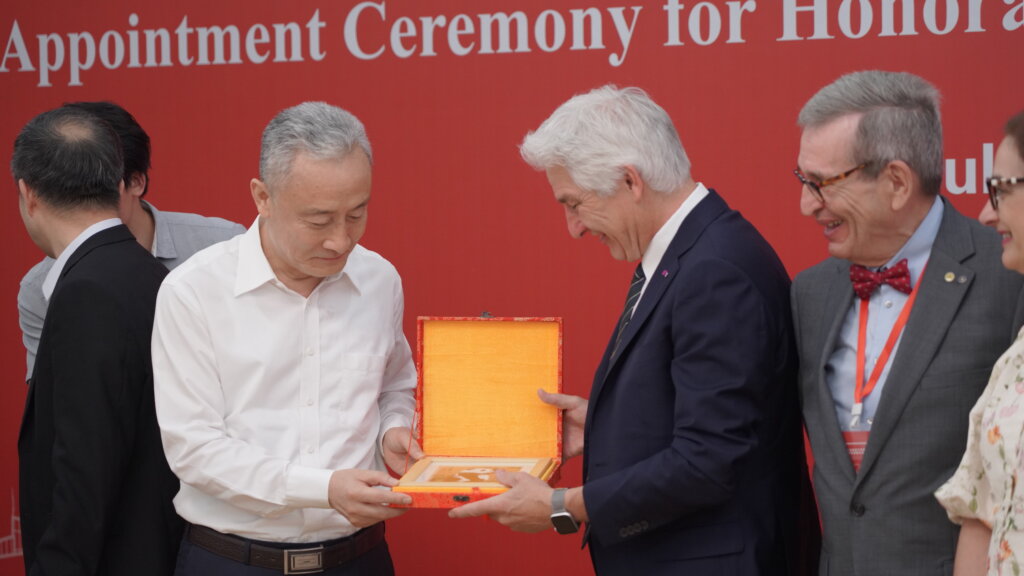 Le Recteur de l'UMONS intronisé professeur honoraire de l’Université de Sichuan en Chine