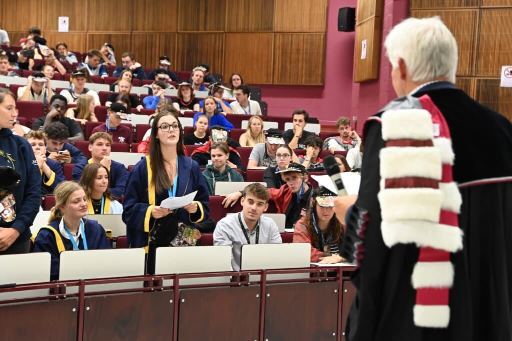 L’UMONS accompagne les baptêmes étudiants pour concilier tradition, respect et sécurité