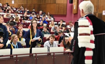 L’UMONS accompagne les baptêmes étudiants pour concilier tradition, respect et sécurité