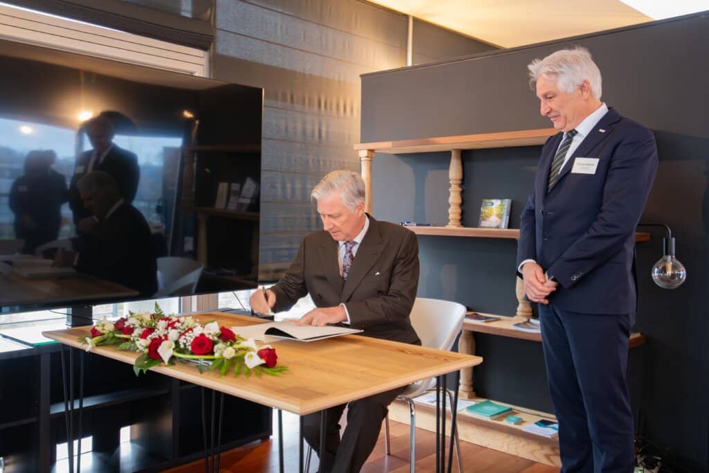 Sa Majesté le Roi rencontre les chercheurs et les étudiants lors de sa visite sur le site de Materia Nova