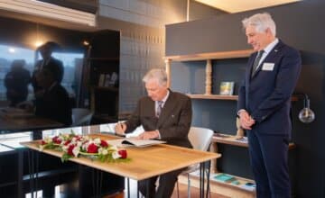 Sa Majesté le Roi rencontre les chercheurs et les étudiants lors de sa visite sur le site de Materia Nova