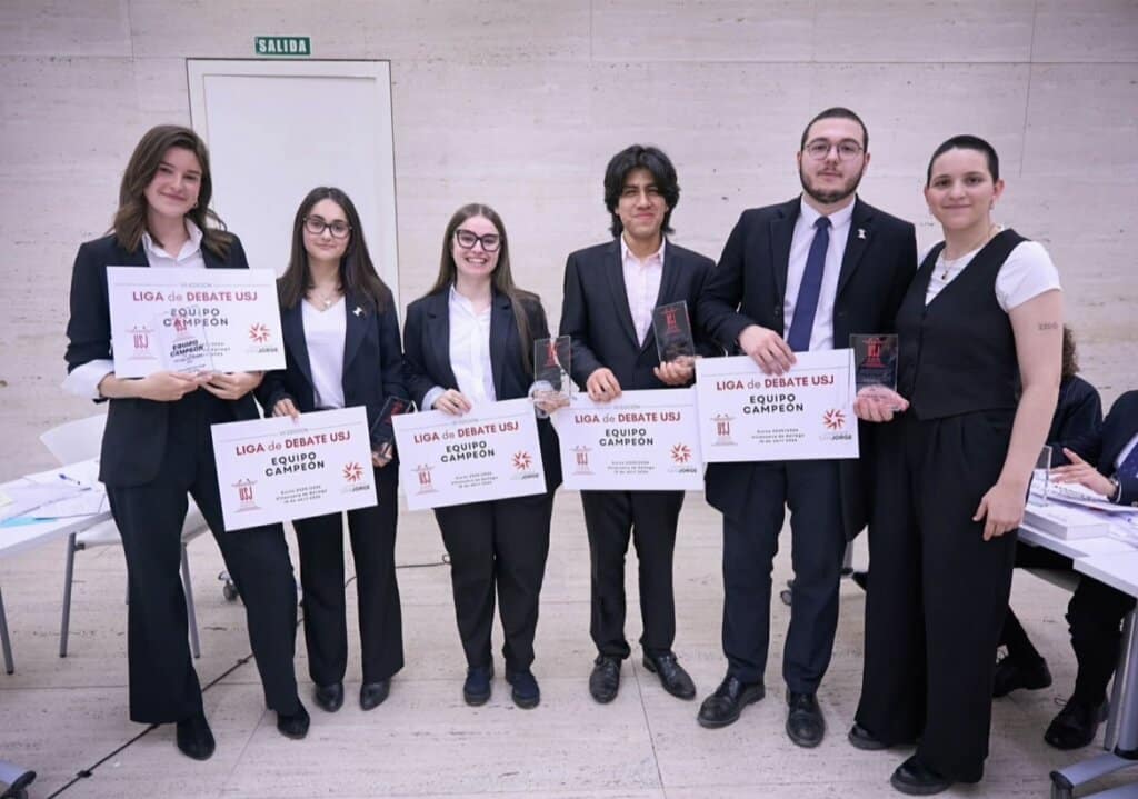 Tom, étudiant en Bac 3, remporte la Ligue de Débats à l’Université San Jorge à Saragosse