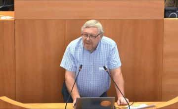 Attirer, former et retenir des enseignants qualifiés et motivés: entre la théorie et la pratique.