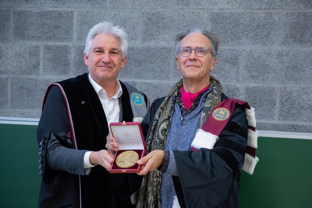 Le Prof. Éric Gilson reçoit les insignes de Docteur Honoris Causa de l’UMONS et expose à la communauté ses travaux sur le vieillissement