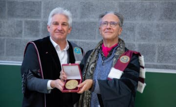 Le Prof. Éric Gilson reçoit les insignes de Docteur Honoris Causa de l’UMONS et expose à la communauté ses travaux sur le vieillissement