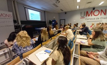 Des futurs étudiants en horaire décalé venus en nombre sur le Campus de l'UMONS à Charleroi